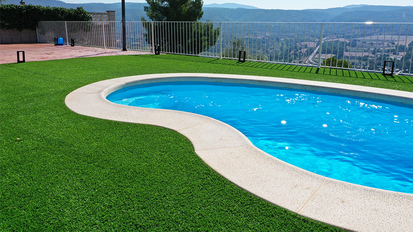 Claves para un césped impecable alrededor de la piscina