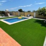 Errores frecuentes en el mantenimiento del césped cerca de la piscina