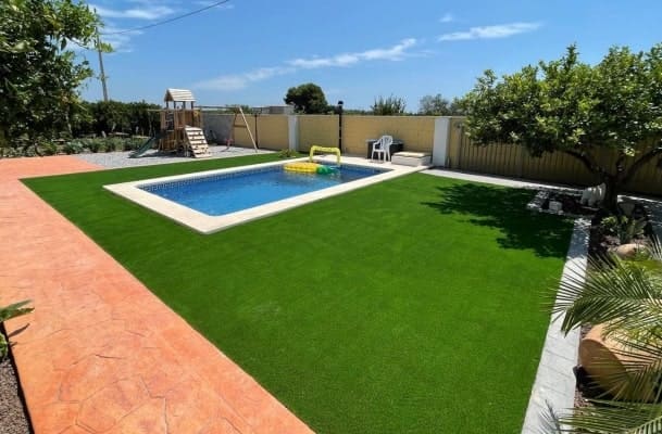 Errores frecuentes en el mantenimiento del césped cerca de la piscina