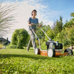 Optimiza la salud de tu césped: escarificar y abonar correctamente